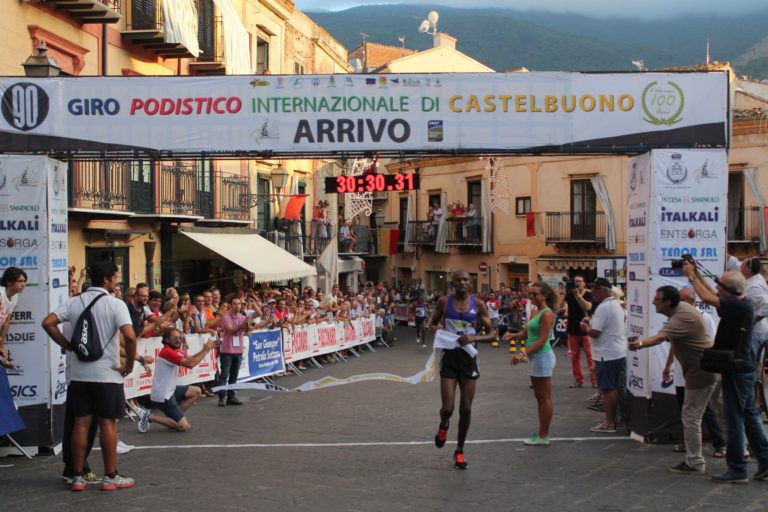 La corsa su strada più antica del mondo accende i motori.