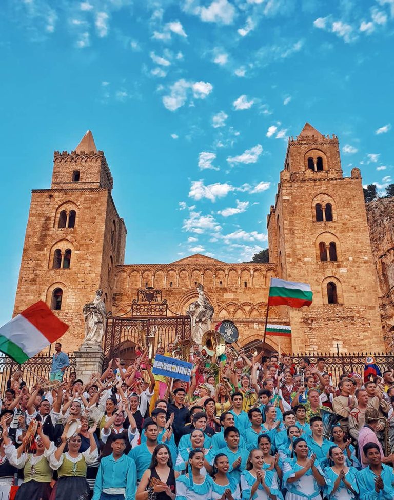 FESTIVAL INTERNAZIONALE DEL FOLKLORE ai piedi della Cattedrale di Cefalù