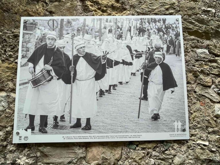 GENTE DI MONTAGNA – MOSTRA PERMANENTE  SUI MURI DELLE CASE DI POZZALE DI CADORE NELLE DOLOMITI BELLUNESI. DA OGGI UNA FOTO DI ALDO GENCHI PER IL PARCO DELLE MADONIE  “PROCESSIONE DELLA CERCA DI COLLESANO .