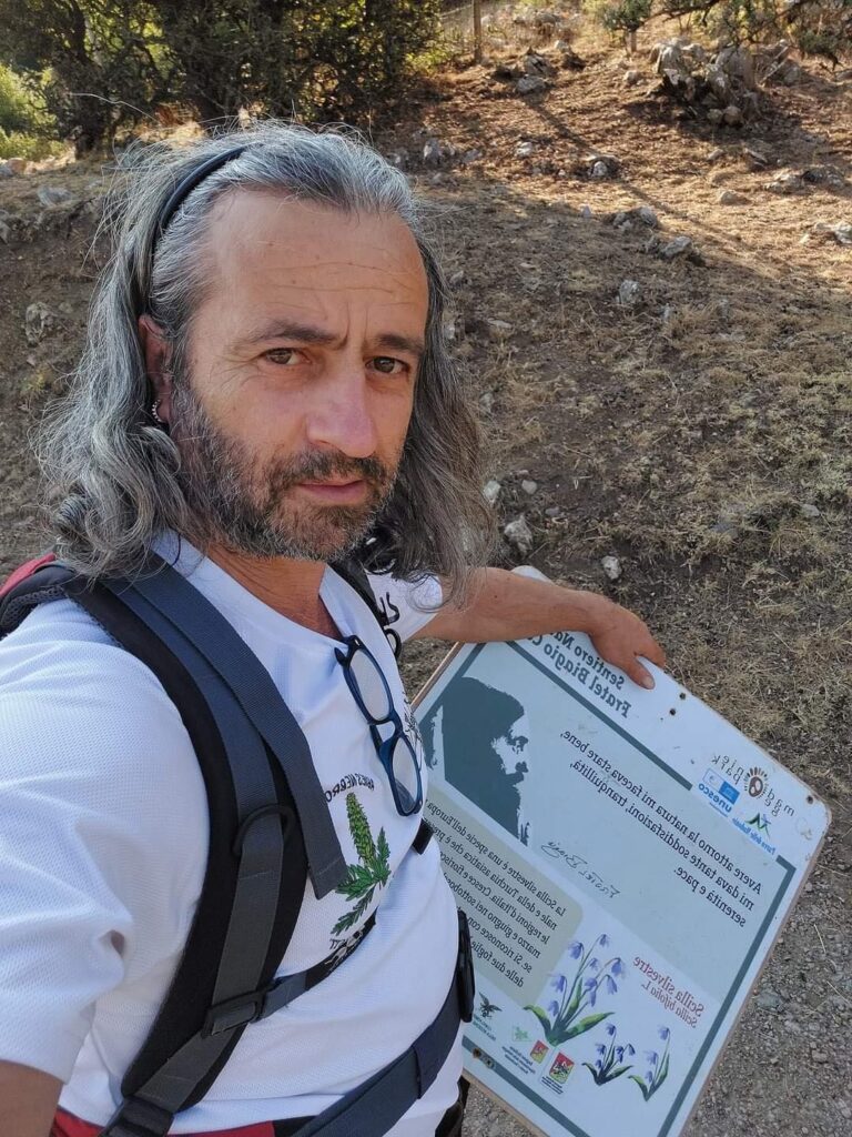 A BREVE RICOLLOCAZIONE DELLA TABELLA DEL SENTIERO DEDICATO A BIAGIO CONTE