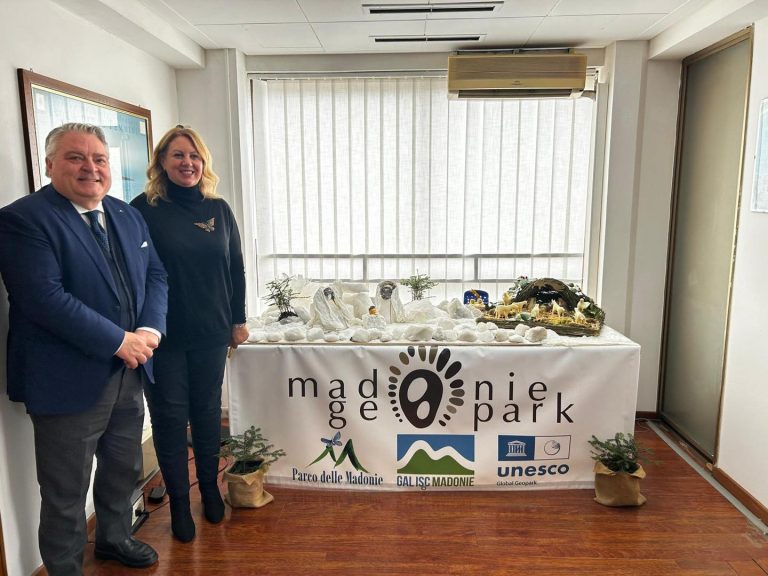 A Palermo negli uffici di gabinetto dell’assessorato regionale Territorio e Ambiente Un “geo-presepe” fa bella mostra di sè