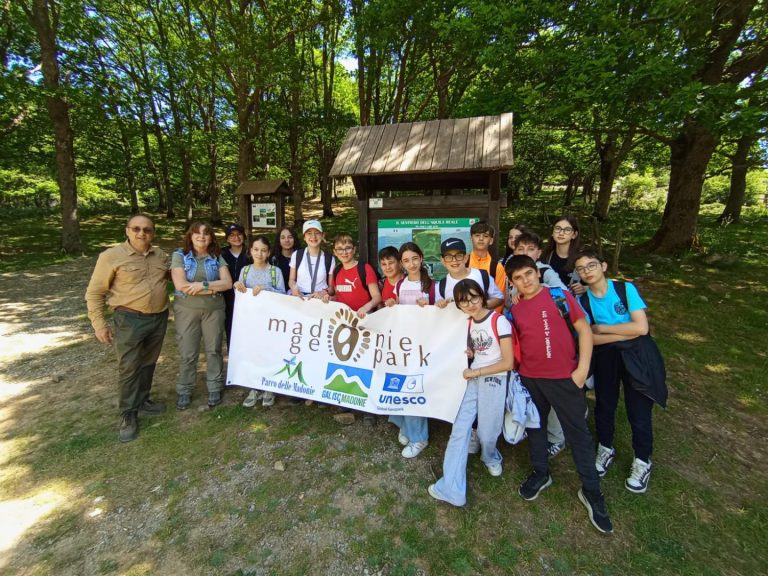 Geopark Week, gli studenti di seconda media di Castellana Sicula hanno partecipato a un’escursione dedicata alla scoperta della biodiversità e della geodiversita del territorio. Sotto la guida esperta del Dott. Antonio
